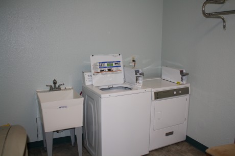 Executive Inn & Suites Wichita Falls - guest laundry